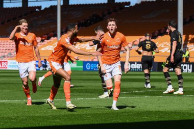 Blackpool 'dan Sonny Carey, 20 Nisan 202' de Bloomfield Road, Blackpool, İngiltere 'de oynanan Blackpool-Barnsley maçında 1-0 kazanma golünü kutluyor.