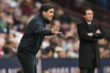Bournemouth Andoni Iraola teknik direktörü takımına Premier Lig maçında Villa Park, Birmingham, İngiltere 'de Aston Villa Bournemouth maçında talimat verir.