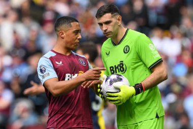 Aston Villa 'dan Youri Tielemans, Aston Villa' dan Emiliano Martnez 'e Premier Lig maçı sırasında Villa Park, Birmingham, Birleşik Krallık, 21 Nisan 2024' te Aston Villa 'ya karşı Bournemouth maçında talimat verdi.
