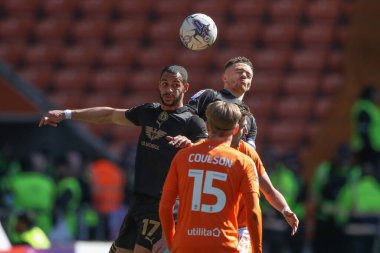Barnsley 'den Barry Cotter ve Barnsley' den Jordan Williams, 20 Nisan 202 'de Bloomfield Road, Blackpool, İngiltere' de oynanan Blackpool-Barnsley maçında, Sky Bet 1 maçında yüksek topu kazandı.