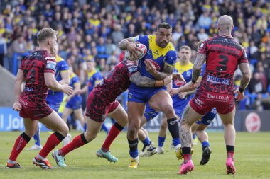 Warrington Wolves takımından Paul Vaughan, 20 Nisan 202 'de Warrington Wolves - Leigh Leopards maçında Leigh Leopards' ın savunmasını koştu.