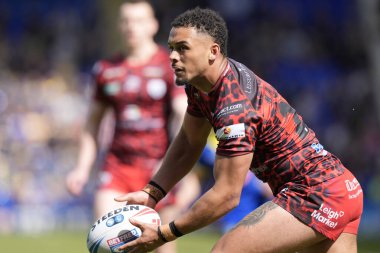 Leoparlar 'dan Umyla Hanley, 20 Nisan 202' de İngiltere 'nin Warrington kentinde oynanan Halliwell Jones Stadyumu' nda oynanan Warrington Wolves - Leigh Leopards maçında topu Betfred Süper Lig 8.