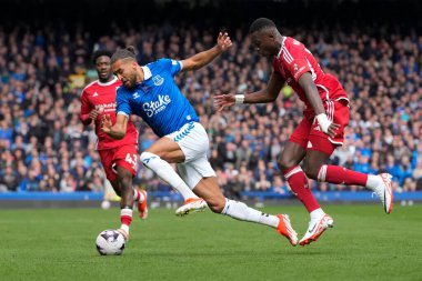 Nottingham Ormanı 'ndan Moussa Niakhat, Premier League maçında Everton, Nottingham Ormanı' na karşı Goodison Park, Liverpool, İngiltere 'de oynanan 21 Nisan 2024' de oynanan Premier League karşılaşmasında Everton 'dan Dominic Calvert-Lewin ile birlikte top için yarışıyor.