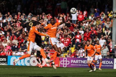 Barnsley 'den Sam Cosgrove, 20 Nisan 202' de Bloomfield Road, Blackpool 'da oynanan Blackpool-Barnsley maçında kaleye doğru ilerliyor.