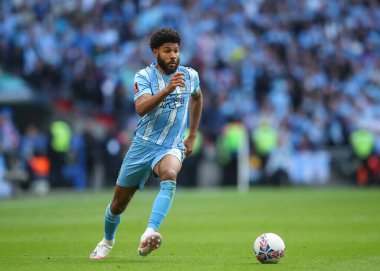 Coventry City 'den Ellis Simms, Birleşik Krallık' ın Wembley Stadyumu 'nda Coventry City ile Manchester United arasında oynanan 21 Nisan 202 tarihinde oynanan Emirates FA Cup yarı final maçında öne çıktı.