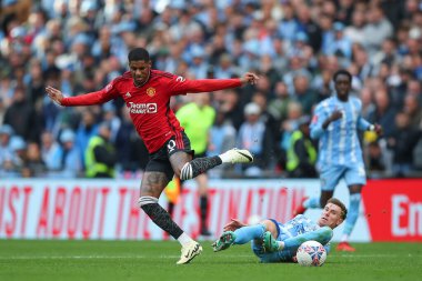 Coventry City 'den Ben Sheaf, Manchester United' ın Wembley Stadyumu 'nda Coventry City' nin Manchester United 'a karşı oynadığı 21 Nisan 202' de oynanan FA Cup yarı final karşılaşmasında Manchester United takımından Marcus Rashford 'u yere serdi.