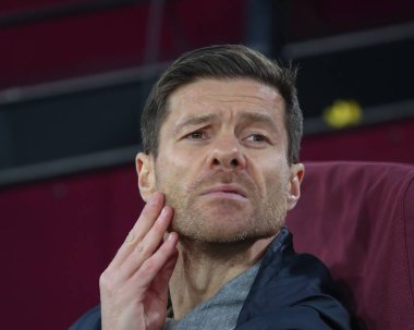 Bayer Leverkusen 'in Xabi Alonso Müdürü, UEFA Avrupa Ligi çeyrek final maçında West Ham United, Bayer 04 Leverkusen' e karşı Londra Stadyumu, Londra, İngiltere, 18 Nisan 202