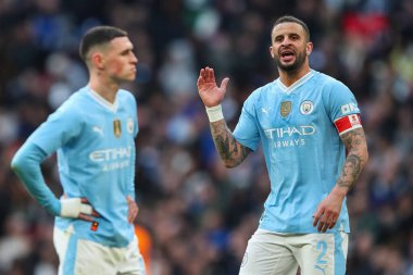 Manchester City 'den Kyle Walker, 20 Nisan 202' de Wembley Stadyumu 'nda Manchester City' nin Chelsea 'ye karşı oynadığı Emirlikler Kupası yarı final maçında Manchester City' den Phil Foden 'a talimat verdi.