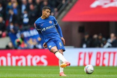 Chelsea 'li Thiago Silva, 20 Nisan 202' de Wembley Stadyumu 'nda oynanan Manchester City - Chelsea maçında topu geçiyor.