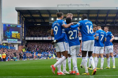 Everton oyuncuları ilk gollerini Everton Premier Lig maçı Everton Nottingham Forest ile Goodison Park, Liverpool, İngiltere, 21 Nisan 202 'de oynanan Everton maçında Everton' lu Idrissa Gueye 'den aldılar.