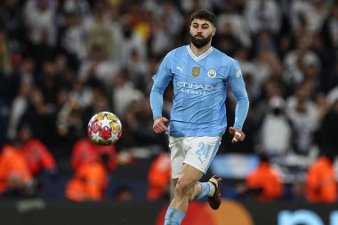 Manchester City 'den Joko Gvardiol, 17 Nisan 2024 tarihinde Etihad Stadyumu' nda oynanan UEFA Şampiyonlar Ligi çeyrek final maçında topu aldı.