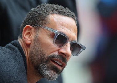 Manchester United efsanesi Rio Ferdinand, Birleşik Krallık 'ın Wembley Stadyumu' nda oynanan ve 21 Nisan 202 tarihinde oynanan Emirates FA Cup yarı final maçında ısınma turlarını izliyor.