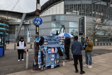 Etihad 'ın dışında satılan eşarplar UEFA Şampiyonlar Ligi çeyrek finalinde Manchester City, Etihad Stadyumu' nda Real Madrid 'e karşı 17 Nisan 202