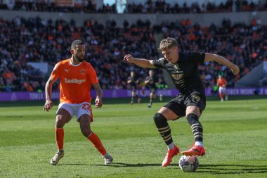 Barnsley 'li Aiden Marsh, Blackpool' lu CJ Hamilton 'ın 20 Nisan 202' de Bloomfield Road, Blackpool, İngiltere 'de oynanan Blackpool-Barnsley maçında attığı topu tutuyor.