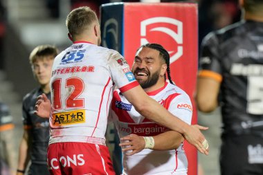 St. Helens 'ten Konrad Hurrell, Betfred Süper Lig 8. Raundu' nda St. Helens vs Hull FC 'ye karşı St Helens Stadyumu, St Helens, Birleşik Krallık' ta 19 Nisan 202 'de oynanan karşılaşmada gol kralı Joe Batchelor ile kutluyor.