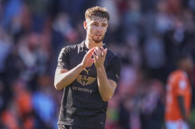 Barnsley 'den John Mcatee, 20 Nisan 202' de Bloomfield Road, Blackpool 'da oynanan 1. Blackpool maçında taraftarları alkışlıyor.