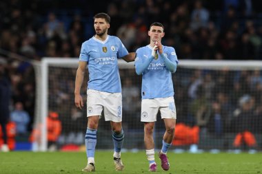 Manchester City 'den Phil Foden, 17 Nisan 202 tarihinde Etihad Stadyumu' nda oynanan UEFA Şampiyonlar Ligi çeyrek final maçında taraftarları alkışlıyor.