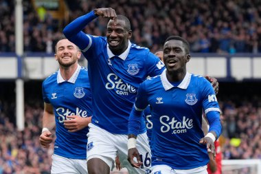 Everton 'dan Abdoulaye Doucour, 21 Nisan 2024' te Goodison Park, Liverpool, İngiltere 'de oynanan Premier League maçı sırasında Everton - Nottingham Forest maçında Everton - 1-0 öne geçtikten sonra Everton' dan golcü Idrissa Gueye ile kutluyor.