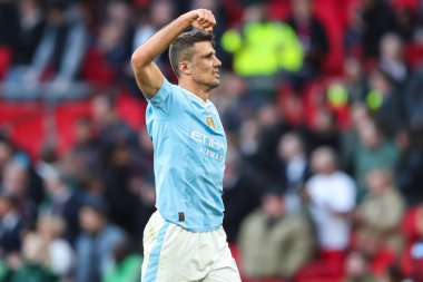 Manchester City 'den Rodri, 20 Nisan 202' de Wembley Stadyumu 'nda Manchester City' nin Chelsea 'ye karşı oynadığı Emirates FA Cup yarı final maçı sonrasında takımının kazanmasını kutluyor.