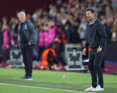 Bayer Leverkusen 'in Xabi Alonso Müdürü, UEFA Avrupa Ligi çeyrek final maçında 18 Nisan 202' de Londra 'daki Londra Stadyumu' nda West Ham United, Bayer 04 Leverkusen 'e karşı izlemektedir.