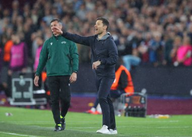 Bayer Leverkusen 'in Xabi Alonso Müdürü, 18 Nisan 202' de Londra 'daki Londra Stadyumu' nda oynanan UEFA Avrupa Ligi çeyrek final maçında Batı Ham United, Bayer 04 Leverkusen 'e karşı oynamıştır.