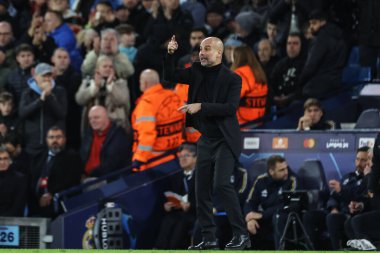 Manchester City 'nin Pep Guardiola teknik direktörü takım talimatlarını 17 Nisan 202 tarihinde Etihad Stadyumu' nda UEFA Şampiyonlar Ligi çeyrek final maçında verir.