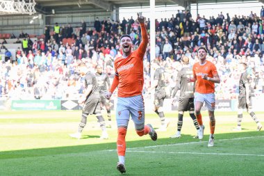 Blackpool 'dan James Husband, 20 Nisan 202' de Bloomfield Road, Blackpool, İngiltere 'de oynanan Blackpool-Barnsley maçında 2-0 kazanma hedefini kutluyor.