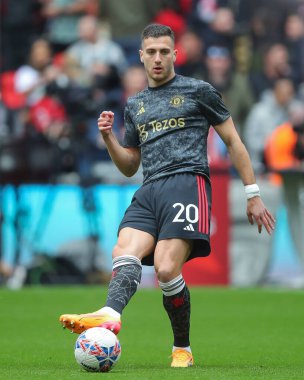 Manchester United takımından Diogo Dalot, Birleşik Krallık Wembley Stadyumu 'nda oynanan ve 21 Nisan 202 tarihinde oynanan Emirates FA Cup yarı final maçında ısınmaya başladı.