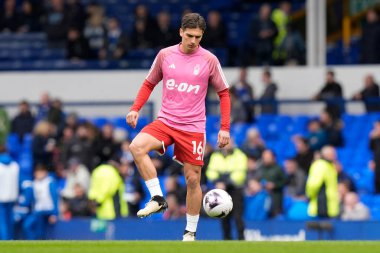 Nottingham Ormanı 'ndan Nicols Domnguez Premier League maçından önce Goodison Park, Liverpool' da Everton Nottingham Ormanı 'na karşı ısınıyor.