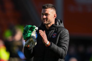 Blackpool 'dan Richard O' Donnell, 20 Nisan 202 'de Bloomfield Road, Blackpool' da oynanan Blackpool-Barnsley maçının sonunda taraftarları alkışlıyor.