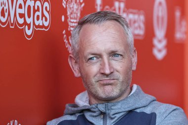 Neil Critchley, Blackpool 'un teknik direktörü. 20 Nisan 202' de Bloomfield Road, Blackpool 'da Blackpool-Barnsley maçında.