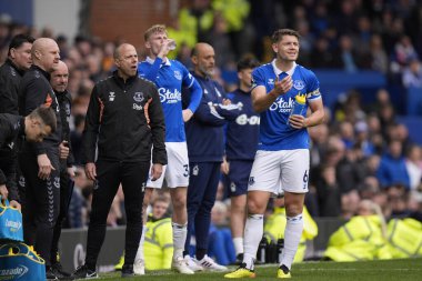 Everton teknik direktörü Ian Loan ve James Tarkowski ile birlikte Premier Lig maçında Everton Nottingham Forest 'a karşı Goodison Park, Liverpool, İngiltere, 21 Nisan 202' de oynanan maçta sahada tedavi görüyorlar.