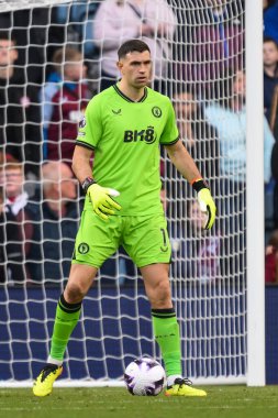 Aston Villa 'dan Emiliano Martnez Premier Lig karşılaşmasında Aston Villa, Bournemouth' a karşı Villa Park, Birmingham, Birleşik Krallık, 21 Nisan 2024