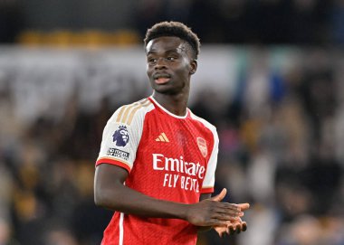 Arsenal 'den Bukayo Saka, 20 Nisan 202' de İngiltere 'nin Wolverhampton kentinde oynanan Premier League karşılaşmasında taraftarlarını alkışladı.