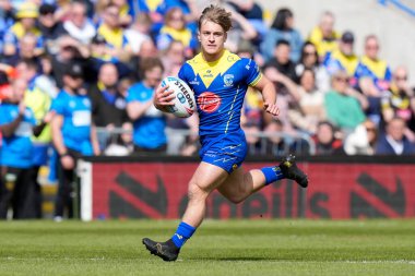 Warrington Wolves takımından Leon Hayes, 20 Nisan 202 'de Warrington Wolves' a karşı Leigh Leopards 'ın oynadığı Betfred Süper Lig 8. Raundunda ilk hamlesini yaptı.