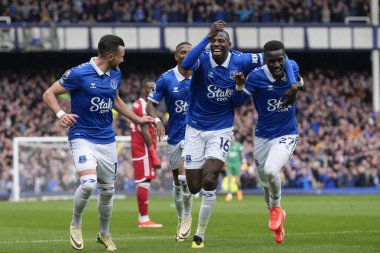 Everton 'dan Abdoulaye Doucour, 21 Nisan 2024' te Goodison Park, Liverpool, İngiltere 'de oynanan Premier League maçı sırasında Everton - Nottingham Forest maçında Everton - 1-0 öne geçtikten sonra Everton' dan golcü Idrissa Gueye ile kutluyor.