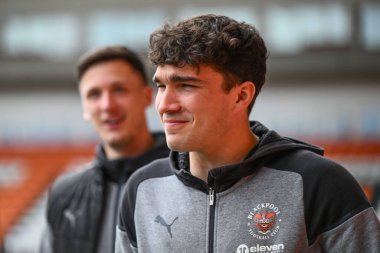 Blackpool 'dan Kyle Joseph, 20 Nisan 202' de Bloomfield Road, Blackpool, İngiltere 'de oynanan Blackpool-Barnsley maçında Sky Bet 1' in önüne geçti.