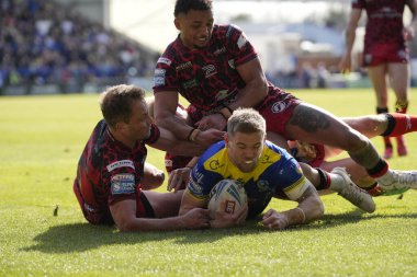 Warrington Wolves 'tan Matt Dufty 20 Nisan 202' de Halliwell Jones Stadyumu, Warrington 'da oynanan Warrington Wolves - Leigh Leopards maçında gol atmak için çizgiyi geçti.