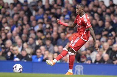 Nottingham Ormanı 'ndan Callum Hudson-Odoi Premier Lig maçı sırasında Goodison Park, Liverpool' da Everton Nottingham Forest 'a karşı 21 Nisan 202' de pas attı.