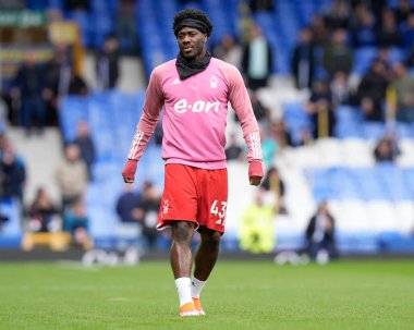 Nottingham Ormanı 'ndan Ola Aina Premier League maçından önce ısınıyor. Everton, Nottingham Ormanı' na karşı Goodison Park, Liverpool, 21 Nisan 202