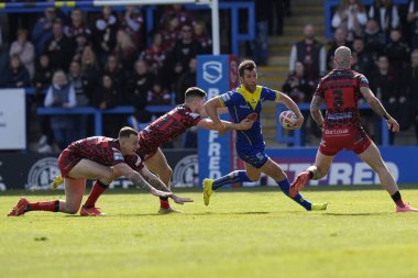 Warrington Kurtları 'ndan Stefan Ratchford kaçıyor. Betfred Süper Lig 8. Raundunda Warrington Wolves, Leigh Leopards 'a karşı Halliwell Jones Stadyumu, Warrington, İngiltere, 20 Nisan 202