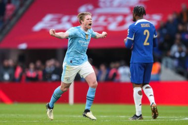 Manchester City 'den Kevin De Bruyne, 20 Nisan 202' de Wembley Stadyumu 'nda Manchester City ile Chelsea maçında oynanan Emirates FA Cup yarı final maçı sonrasında takımının galibiyetini kutluyor.