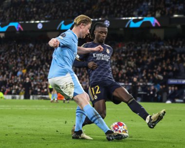 Manchester City 'den Kevin De Bruyne, 17 Nisan 202 tarihinde Etihad Stadyumu' nda oynanan UEFA Şampiyonlar Ligi çeyrek final maçında topu geçiyor.