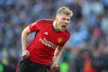 Manchester United takımından Rasmus Hjlund, 21 Nisan 2024 tarihinde İngiltere 'nin Wembley Stadyumu' nda oynanan ve Coventry City 'nin Manchester United' a karşı oynadığı yarıfinal maçında penaltı atışında kazandığı penaltıyı kutluyor.