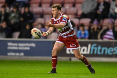 Wigan Warriors takımından Harry Smith, 19 Nisan 202 'de İngiltere' nin Wigan Stadyumu 'nda oynanan Wigan Warriors-Castleford Tigers maçında topu geçti.