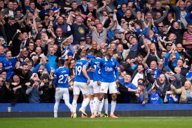 Everton 'dan Beto, İngiltere' nin Liverpool kenti Goodison Park 'ta oynanan Premier League maçında Gwladys Street' in önünde ikinci golünü atıyor.