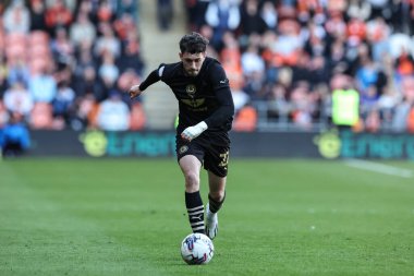 Barnsley takımından Corey O 'Keeffe, 20 Nisan 202' de Bloomfield Road, Blackpool 'da oynanan Blackpool-Barnsley maçında topu aldı.