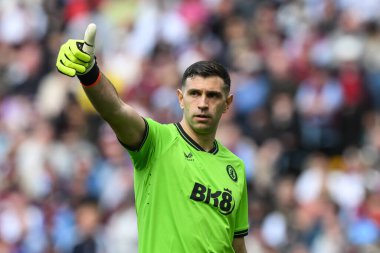 Aston Villa takımından Emiliano Martnez, Premier Lig karşılaşmasında Aston Villa Bournemouth 'a karşı Villa Park, Birmingham, İngiltere' de 21 Nisan 2024 'te oynanan karşılaşmada takım arkadaşına baş parmak hareketi yaptı.