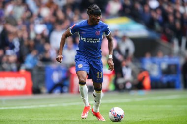 Chelsea 'den Noni Madueke, 20 Nisan 202' de Wembley Stadyumu 'nda Manchester City ile Chelsea arasında oynanan Emirlikler Kupası yarı final maçında topu ileri taşıyor.