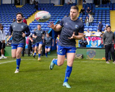Warrington Wolves 'tan George Williams, 20 Nisan 202' de Warrington, İngiltere 'deki Halliwell Jones Stadyumu' nda oynanan Warrington Wolves - Leigh Leopards maçından önce ısınmak için koşar.